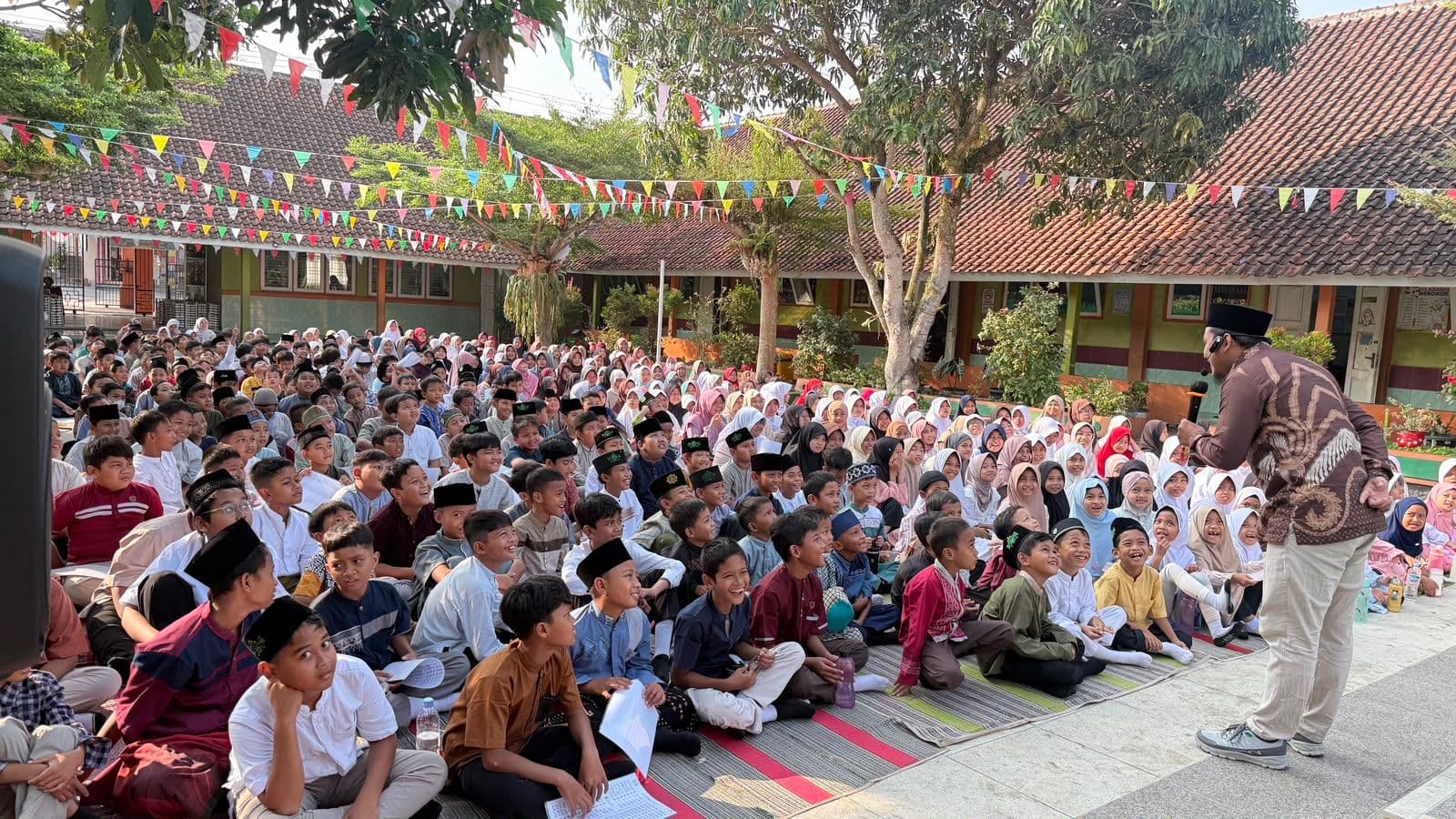 Semarak Maulid Nabi Muhammad SAW di SDN 1 Kober: Belajar Agama Penuh Gelak Tawa dan Edukasi Bersama Kak Aldi