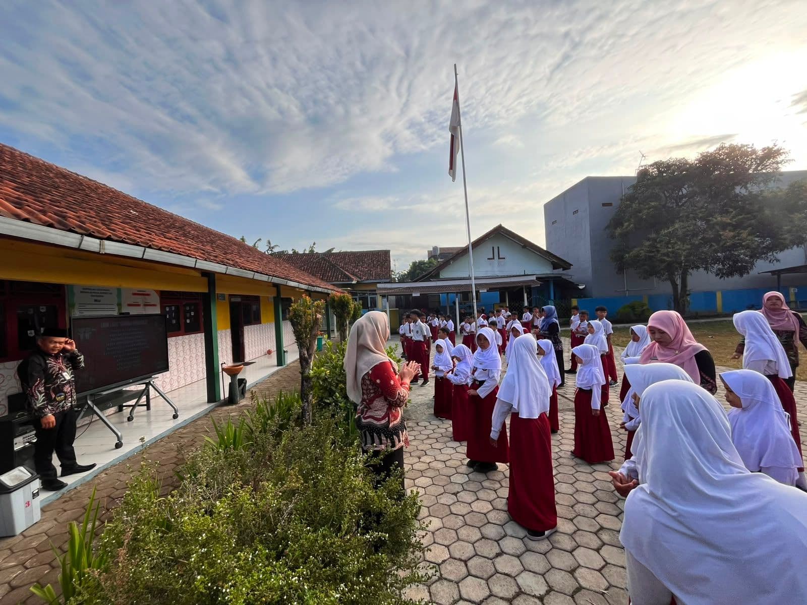 Menyatukan Langkah, Menguatkan Bangsa: Pembiasaan Lagu Nasional dan Daerah di SD Negeri 2 Pasir Kidul