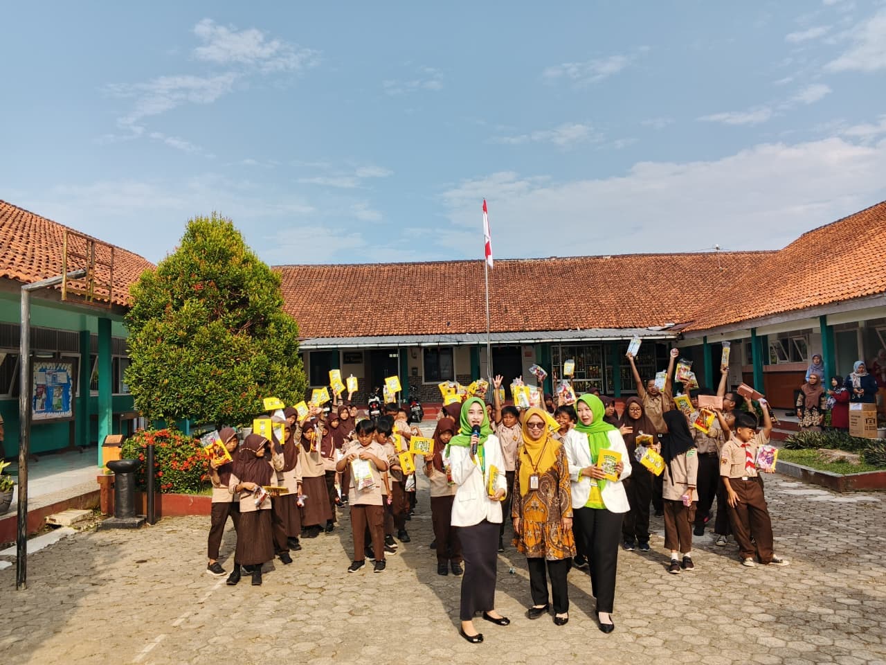 SINERGI SEKOLAH & APOTEK: KEPALA SDN 1 KARANGLEWAS LOR SAMBUT BAIK PROGRAM ‘APOTEKER GOES TO SCHOOL’ UNTUK 75 SISWA