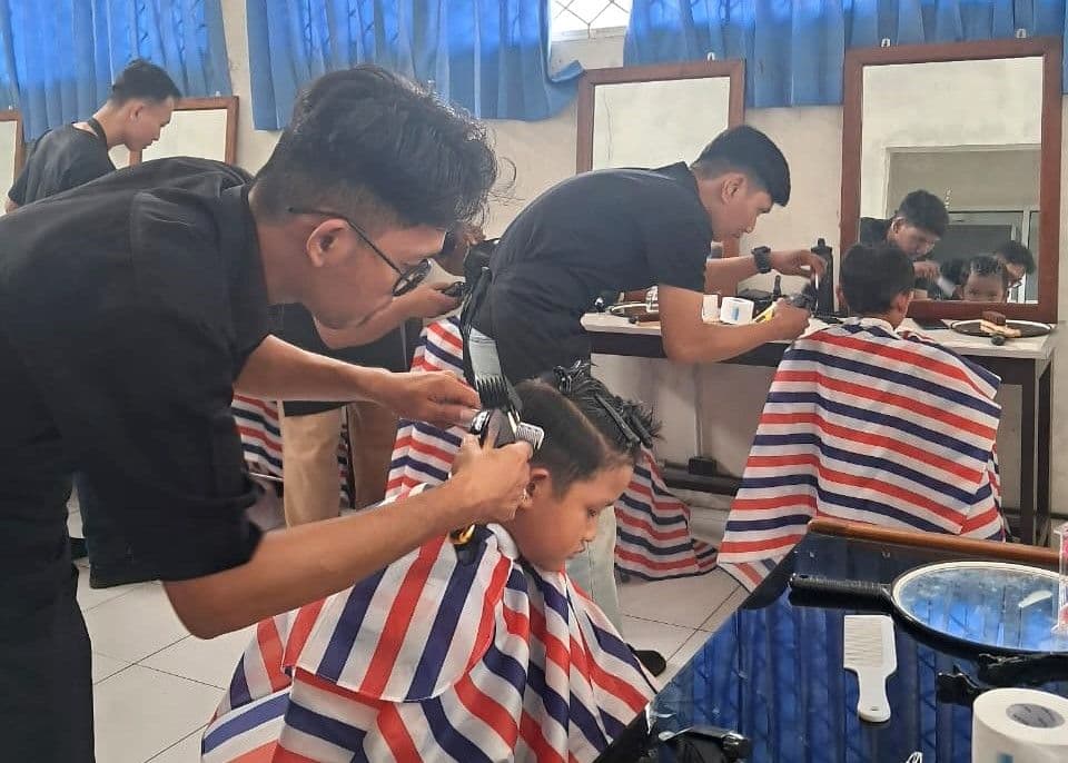 Sinergi Dinakerin Banyumas dan Korwilcam Purwokerto Barat: 30 Siswa SD Negeri 1 Kober Jadi Model Praktik Pangkas Rambut