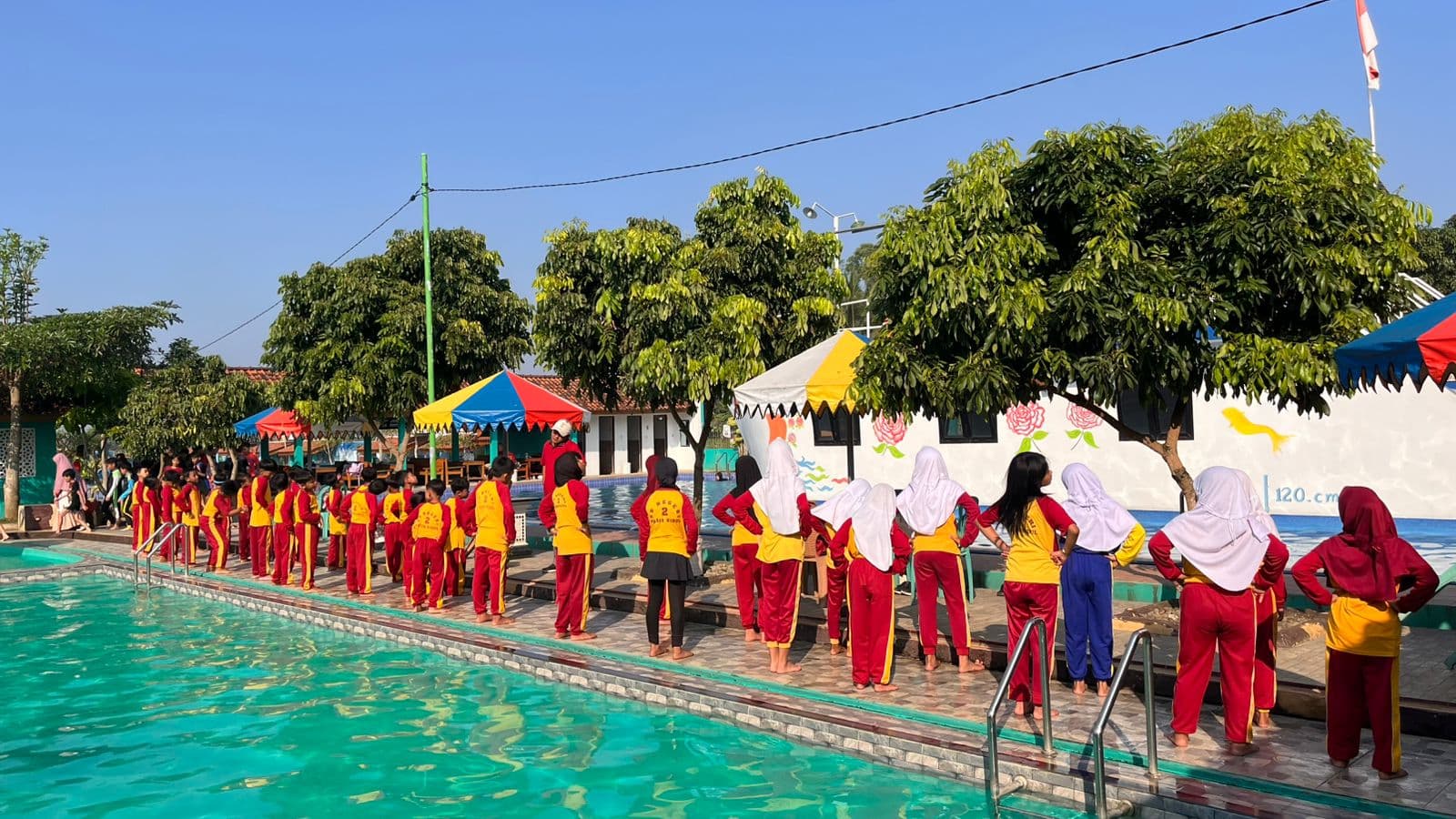 Antusiasme Siswa Mengalir di Banyu Bening, SD Negeri 2 Pasir Kidul Gelar Outing Class Renang