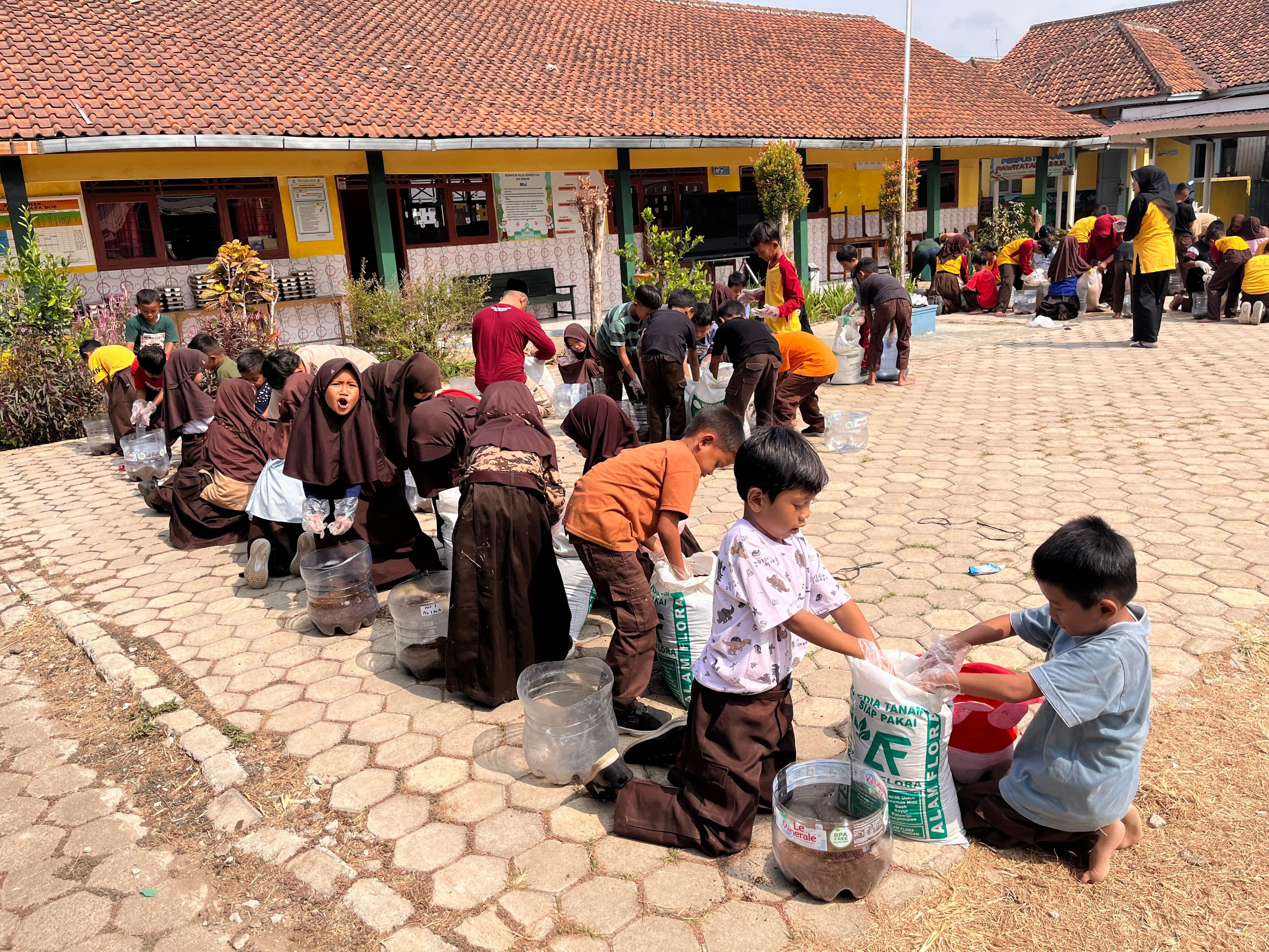 Belajar dari Alam, Tumbuhkan Karakter: Siswa SD Negeri 2 Pasir Kidul Semangat Berkebun di Sekolah