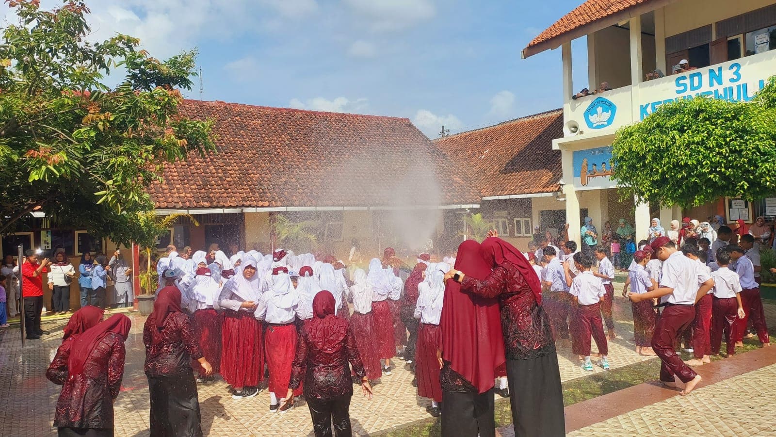 Hadirkan Euforia Unik, Petugas Damkar Kabupaten Banyumas Semprotkan Air Meriahkan Kelulusan Siswa SDN 3 Kedungwuluh