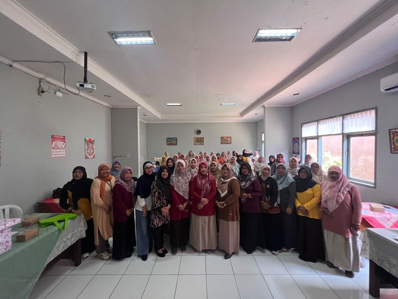 Pererat Silaturahmi dan Tanamkan Semangat Kebersamaan, DWP Korwilcam Dindik Purwokerto Barat Gelar Kegiatan Membuat Rujak Serut