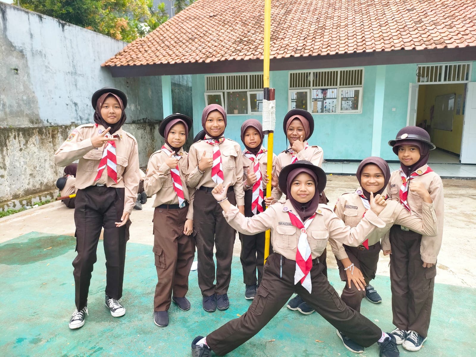 Semangat Tangguh Pramuka Penggalang SD Negeri 2 Karanglewas Lor: Mengasah Kreativitas dan Jiwa Kepemimpinan Melalui Pionering