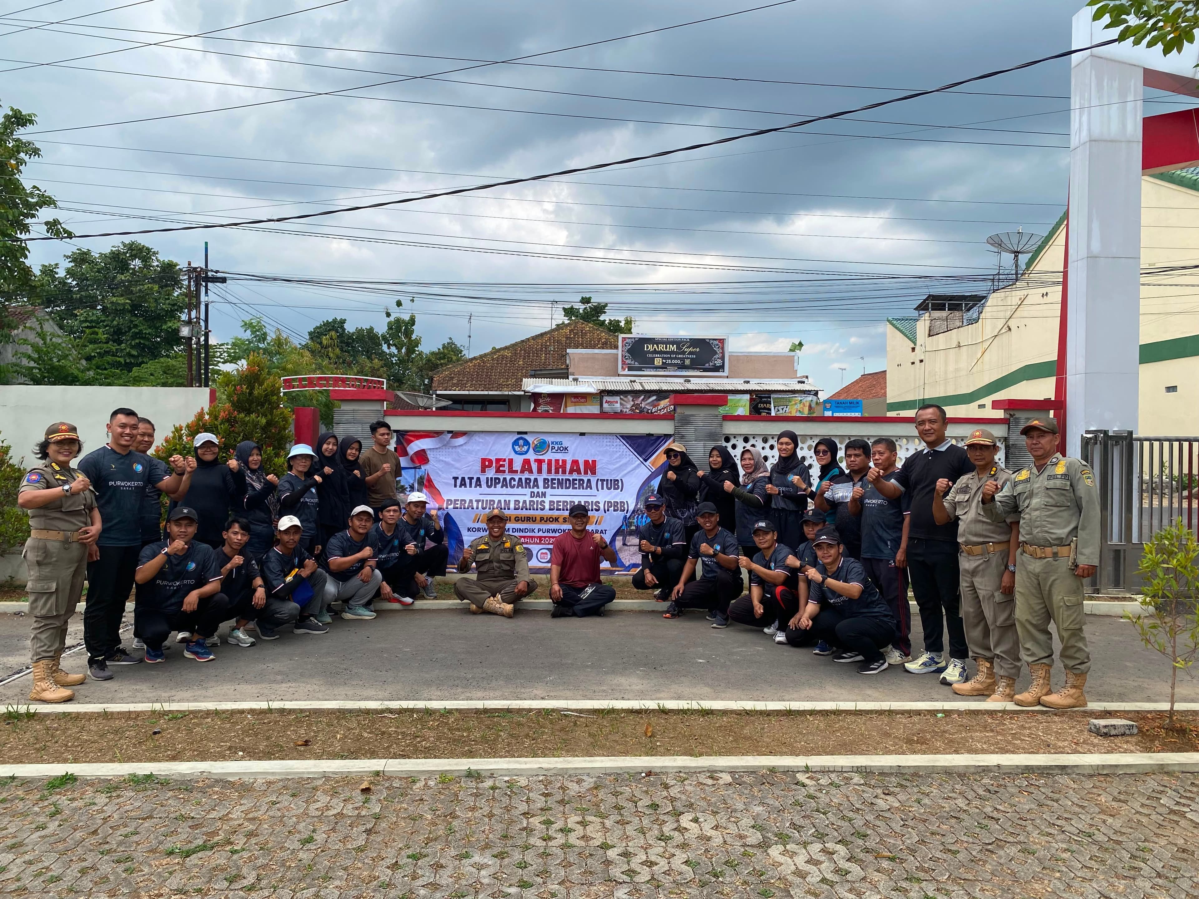 KKG PJOK Korwilcam Dindik Purwokerto Barat Gelar Pelatihan Tata Upacara Bendera dan PBB bagi Guru SD/MI