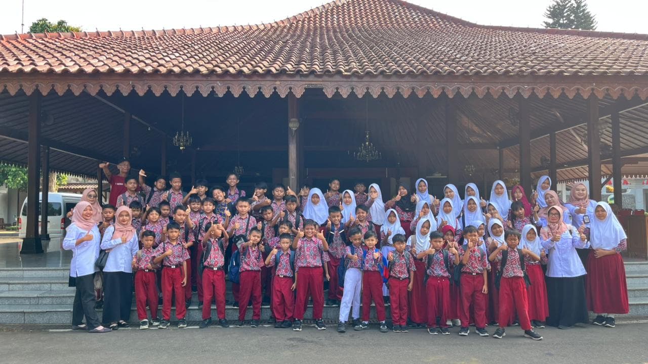 Belajar Seru di Luar Kelas, Siswa SD Negeri 2 Pasir Kidul Antusias Ikuti Outing Class Jelajah Sejarah dan Budaya Banyumas