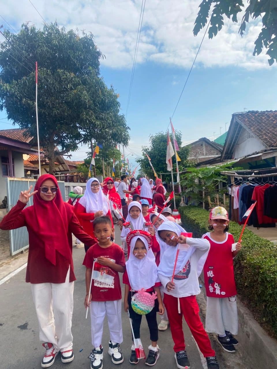 Kegiatan Jalan Sehat dan Kentongan TK Diponegoro 156 Karanglewas Lor Dalam Rangka Memperingati HUT ke 81 Republik Indonesia
