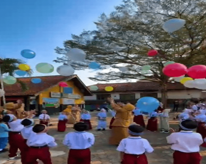 MPLS "Ramah Murid” resmi dibuka oleh Kepala Sekolah SDN 2 Bantarsoka secara simbolis dengan pelepasan balon ke udara.